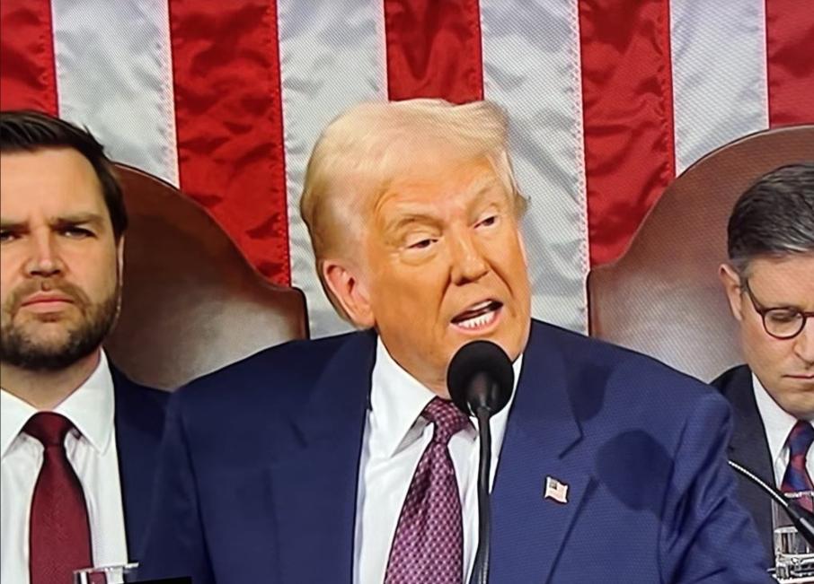 राष्ट्रपति ट्रम्पद्धारा डेढ महिने कार्यकाल ऐतिहासिक भएको घोषणा, विपक्षी साँसदहरुको विरोध, एक सांसद बैठकस्थलबाट निकालिए